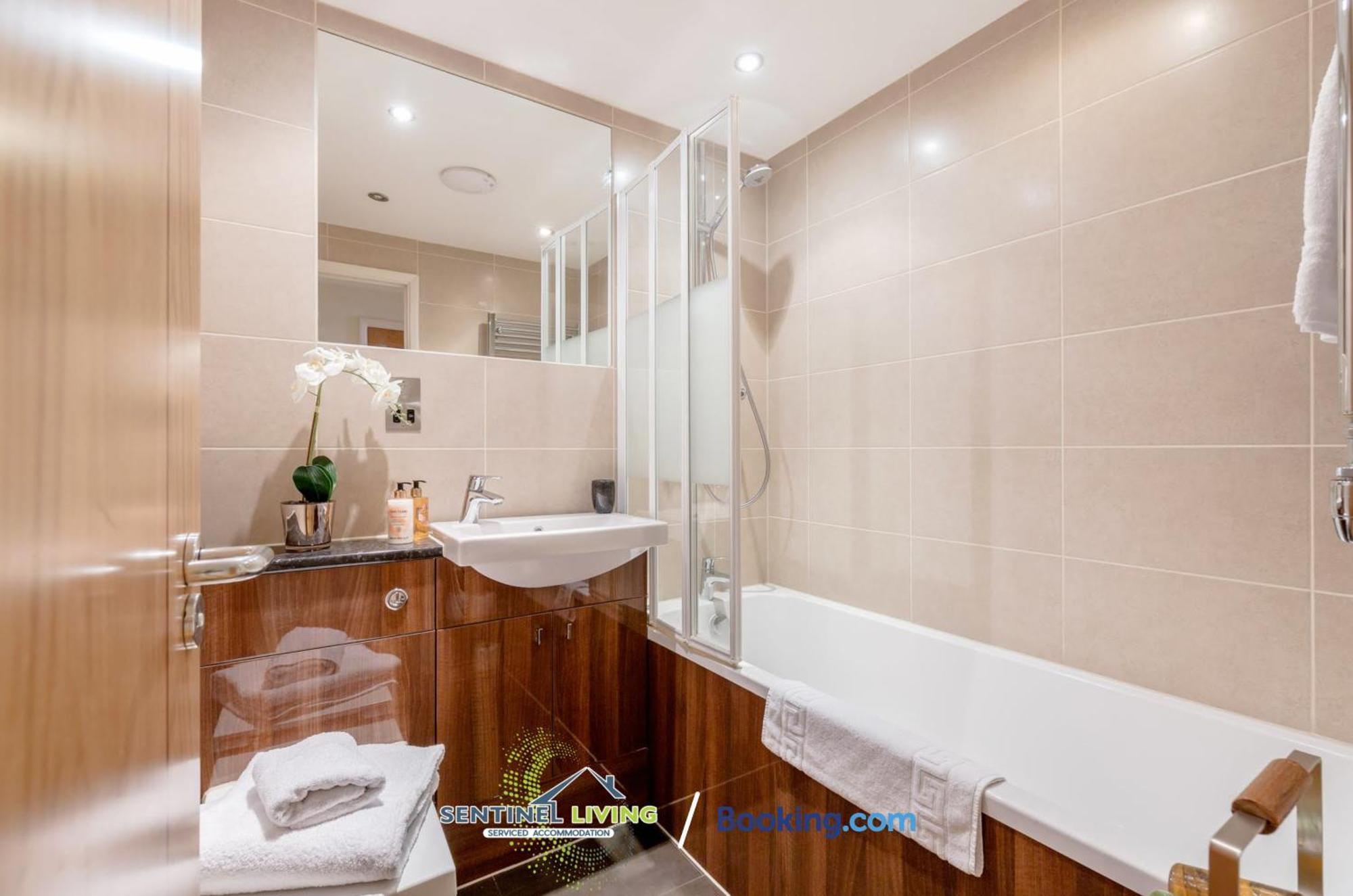 Windsor Sentinel: 2-Bedroom Serviced Apartment with Free Wi-Fi Exterior photo